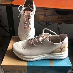 OTBT WOMENS FREE SNEAKER size 9